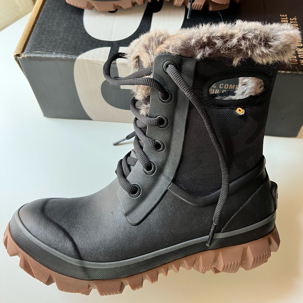 Used Bogs Women’s Arcata Black Camo All Weather Boots in Size 6